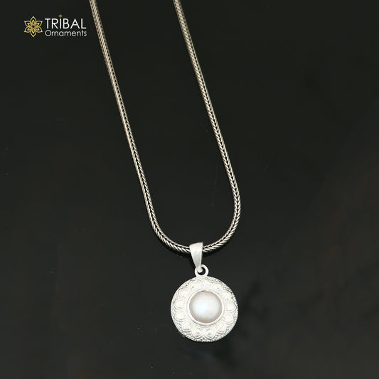 Unisex 925 sterling silver floral style pendant with pearl, showcasing intricate round design and elegant craftsmanship.