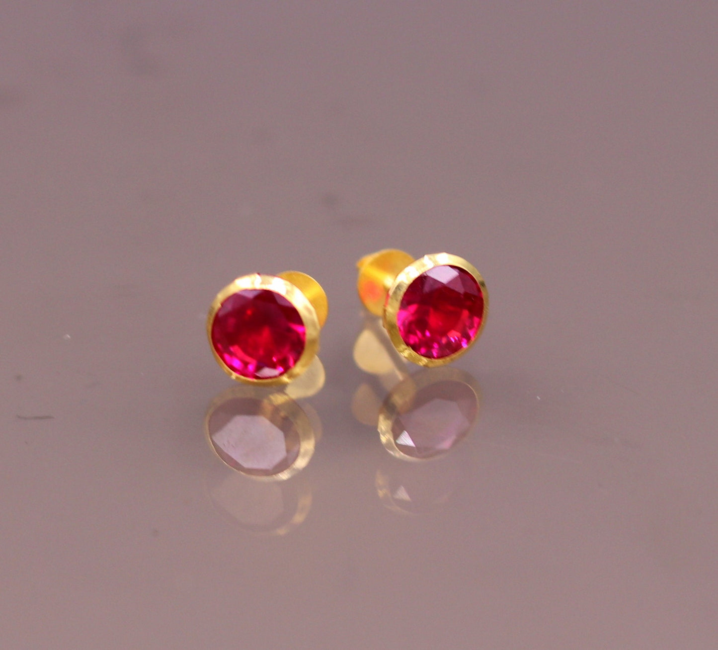 18Karat yellow gold gorgeous red cubic zircon stone amazing 6 mm stud earring excellent vintage antique design er88 - TRIBAL ORNAMENTS
