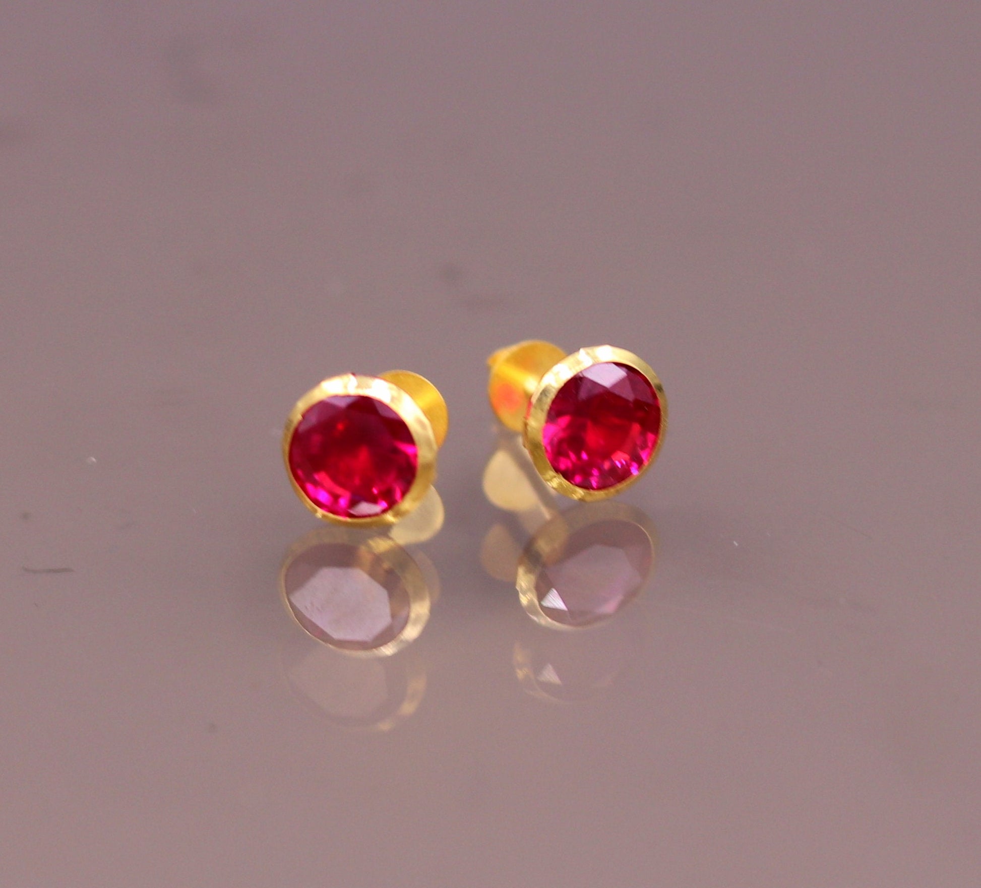18Karat yellow gold gorgeous red cubic zircon stone amazing 6 mm stud earring excellent vintage antique design er88 - TRIBAL ORNAMENTS