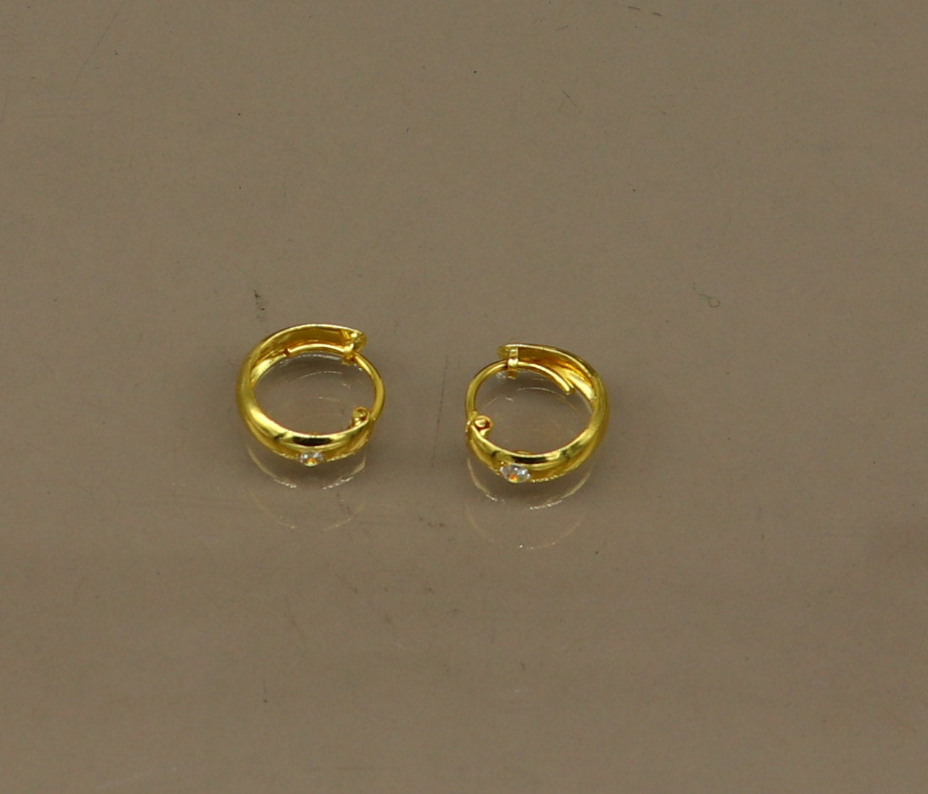 18kt yellow fine gold single stone hoops earring, excellent brides made clip on earring, Huggie Hoop Earrings jewelry gifting ho69 - TRIBAL ORNAMENTS