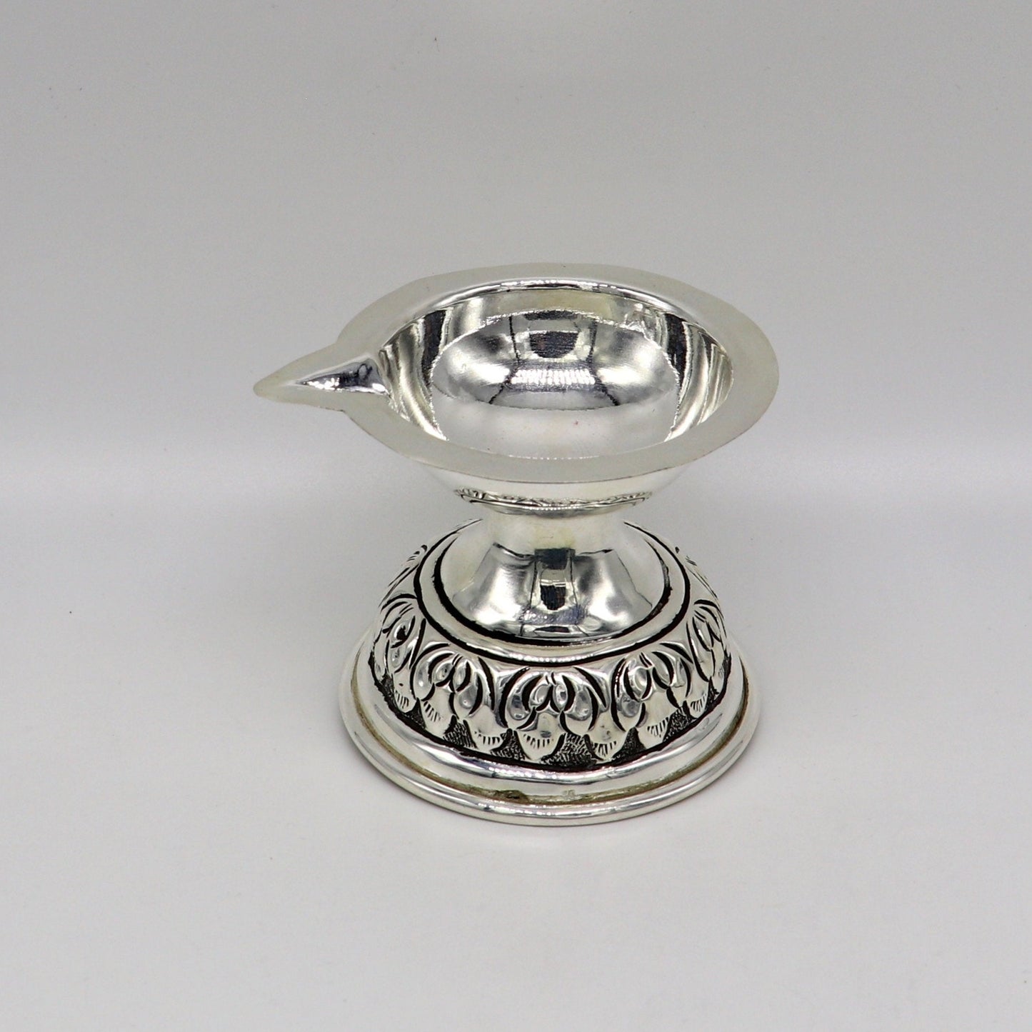 925 fine sterling silver chitai work kandrai work design oil lamp, silver Deepak, silver temple article, puja utensils art figurine su145 - TRIBAL ORNAMENTS