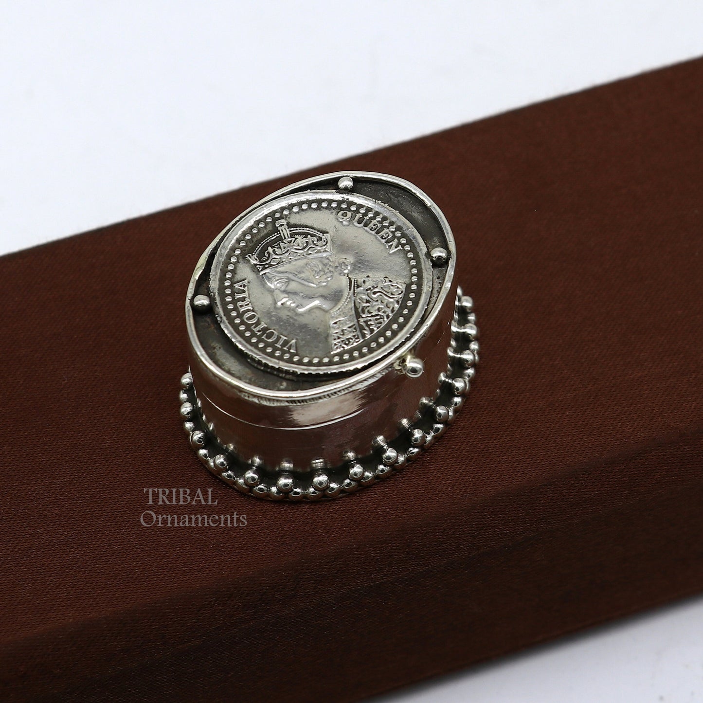 925 sterling silver Stunning Victoria queen coin design trinket box, kajal eyeliner box, Sindur box brides gift silver box stb748 - TRIBAL ORNAMENTS
