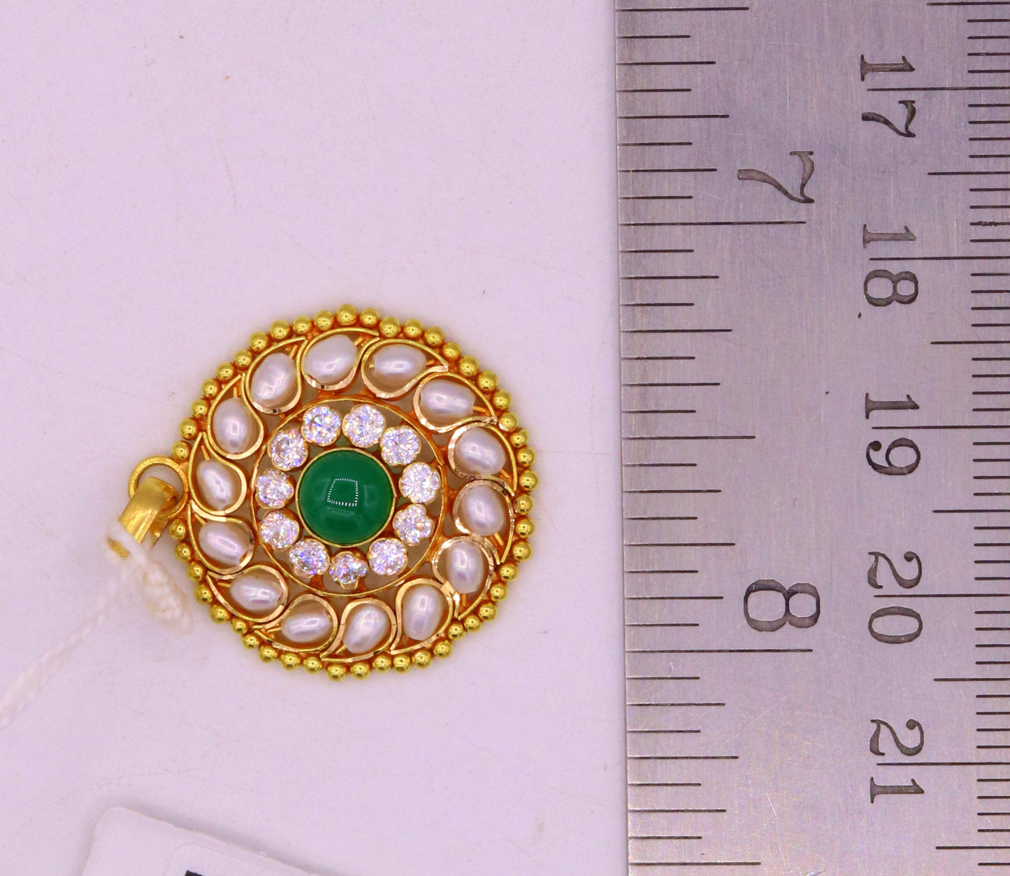 Traditional Indian pendant in 22K yellow gold featuring a white pearl and green stone, handmade vintage jewelry in Jadau style.