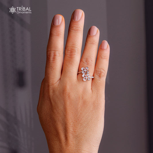 Flower design white stone silver ring