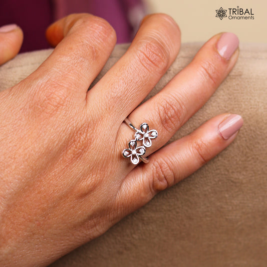 Flower design white stone silver ring