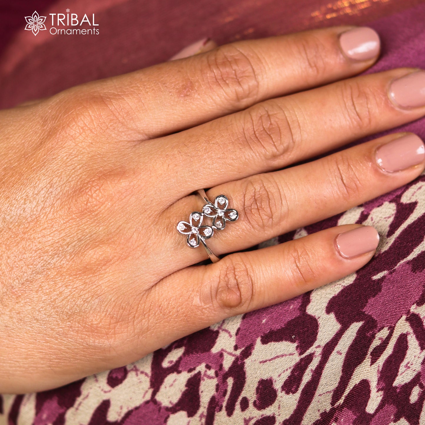 Flower design white stone silver ring