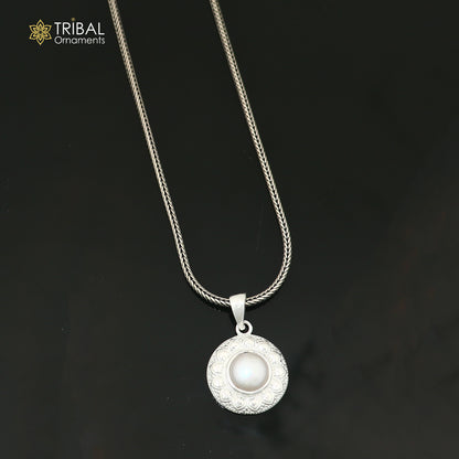 Unisex 925 sterling silver floral style pendant with pearl, showcasing intricate round design and elegant craftsmanship.