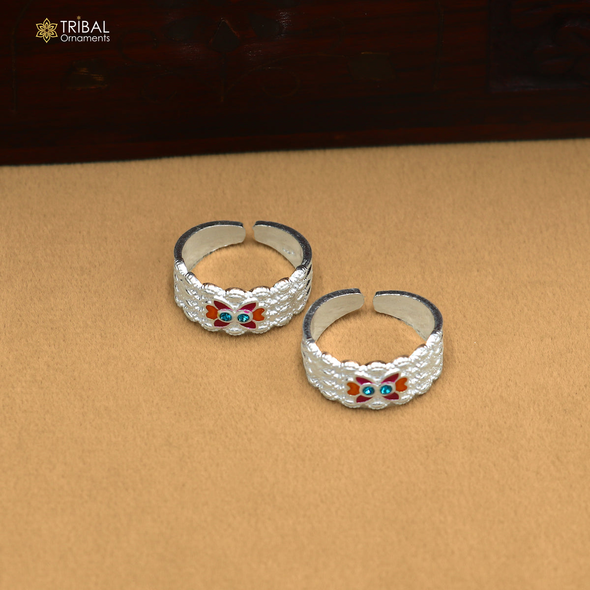 Solid silver Minakari work toe ring with stylish design, women's bridal jewelry, featuring intricate craftsmanship and silver band.