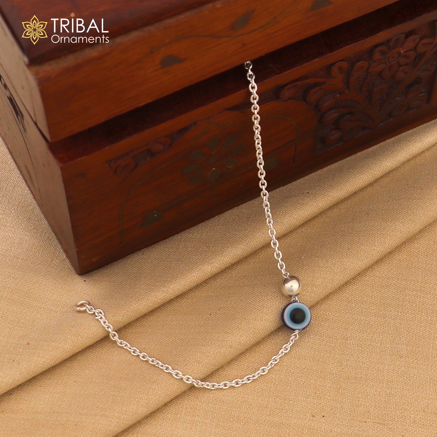 Unisex silver evil eye bracelet with 925 sterling silver chain, featuring a protective evil eye charm, tribal-inspired jewelry.