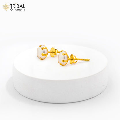 Round pearl stud earring in 14kt yellow gold from Tribal Ornaments, unisex jewelry with a classic, elegant design.