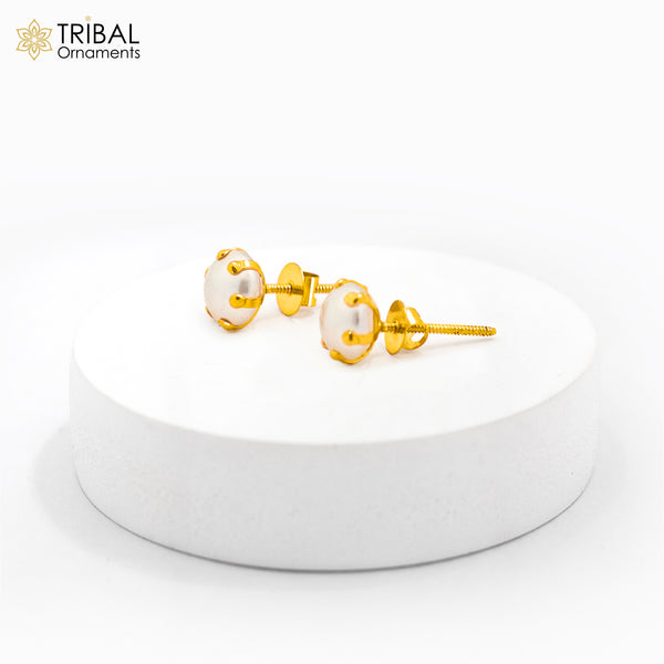 Round pearl stud earring in 14kt yellow gold from Tribal Ornaments, unisex jewelry with a classic, elegant design.