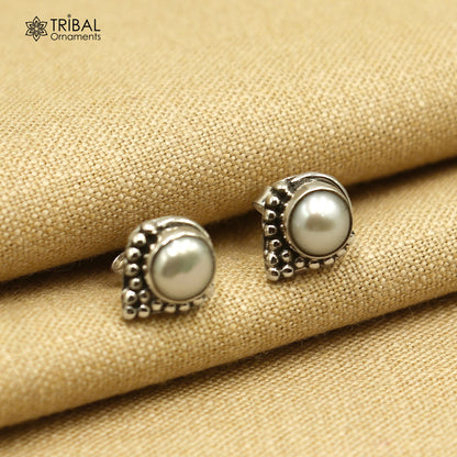 Sterling silver round pearl stud earring designed for unisex jewelry, featuring a polished silver finish and elegant pearl stone.