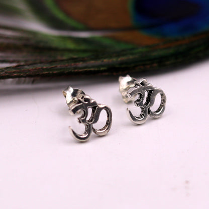 Sterling silver handmade Aum OM stud earring by TRIBAL ORNAMENTS, unisex solid silver jewelry from Rajasthan India.