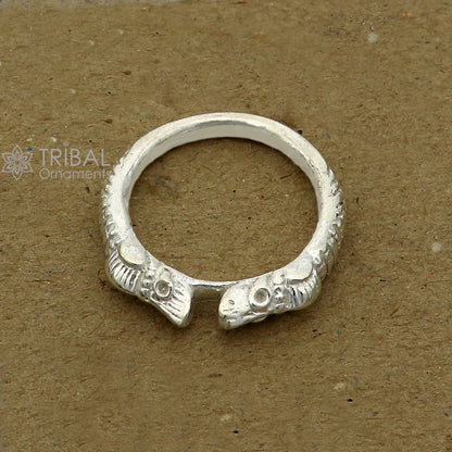 Sterling silver handcrafted crocodile design thumb ring by TRIBAL ORNAMENTS, solid jewelry band with detailed reptile motif