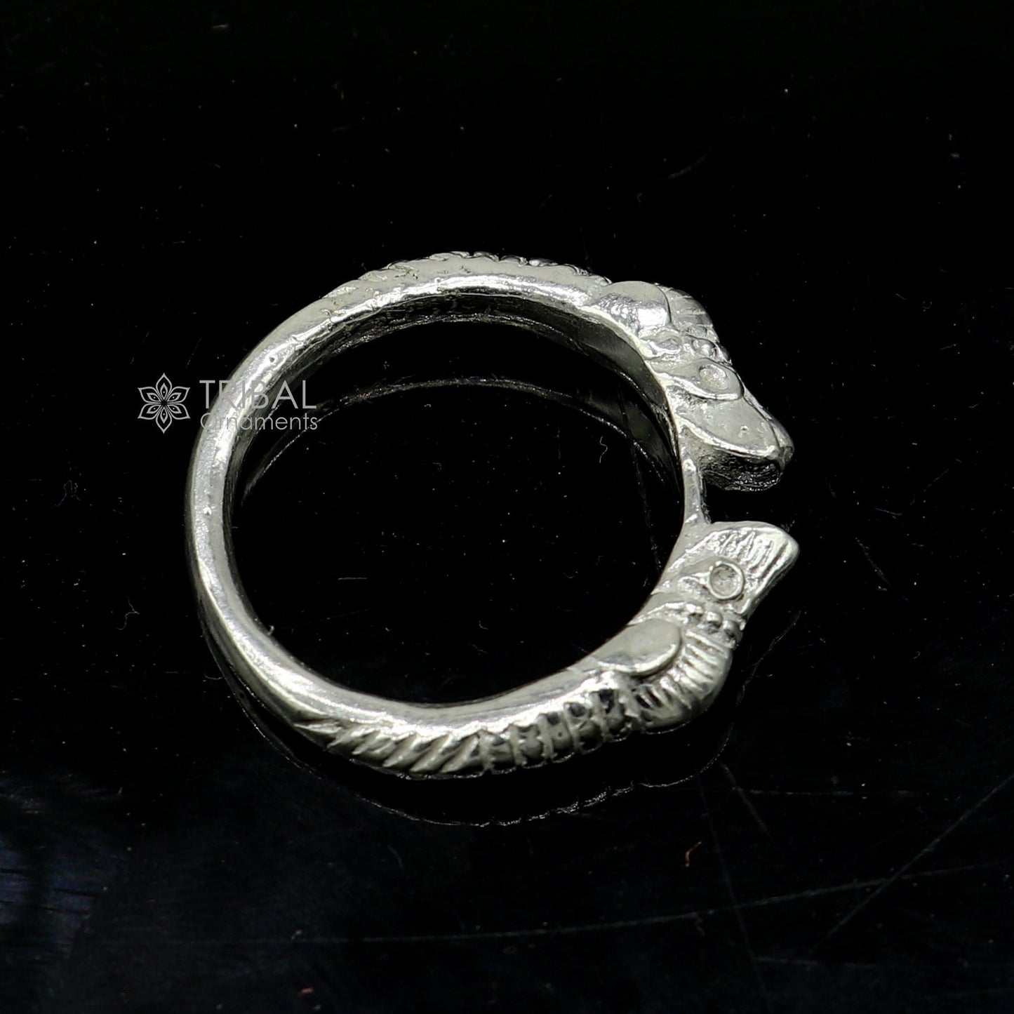 925 sterling silver handcrafted crocodile design thumb ring by TRIBAL ORNAMENTS, showcasing detailed crocodile motif in jewelry style.
