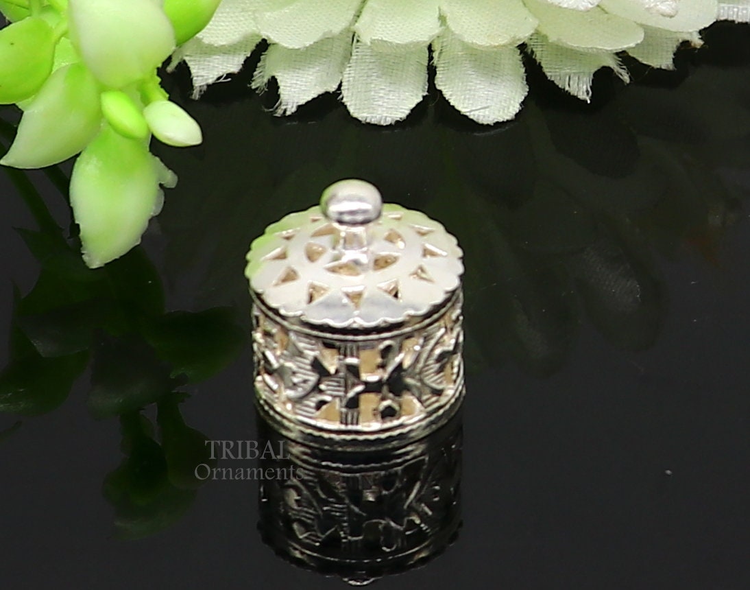 Small sterling silver tribal ornament Kapoor holding box, Perfume Attar container, jewelry or trinket storage, STB1024.
