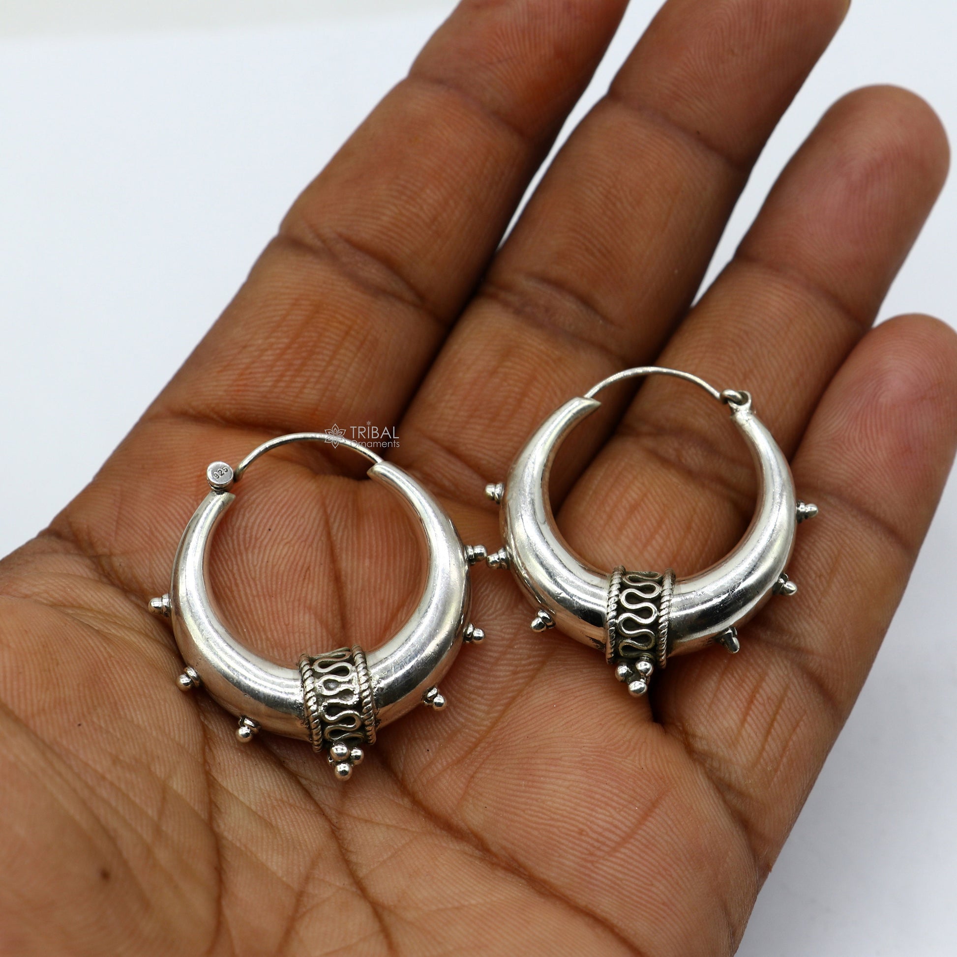 Handmade 925 sterling silver hoop earrings with a shiny, plain design, featuring Bali-inspired tribal style for unisex belly dance jewelry.
