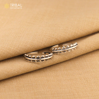Sterling silver small toe ring with a customized tribal design, handmade bridal jewelry from Tribal Ornaments in India.