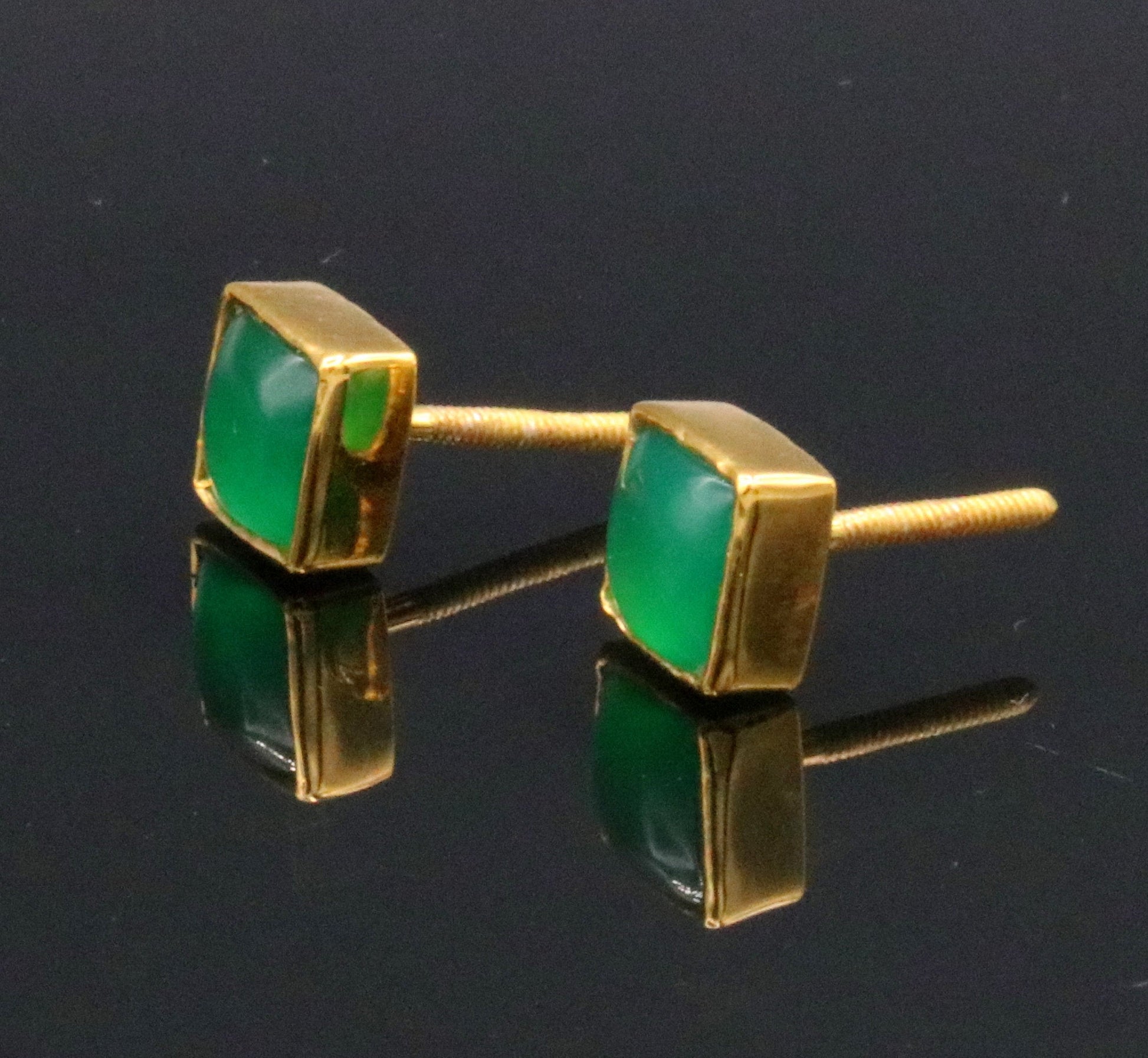 22 kt yellow gold handmade fabulous green stone stud earring unisex gifting jewelry excellent design stud - TRIBAL ORNAMENTS