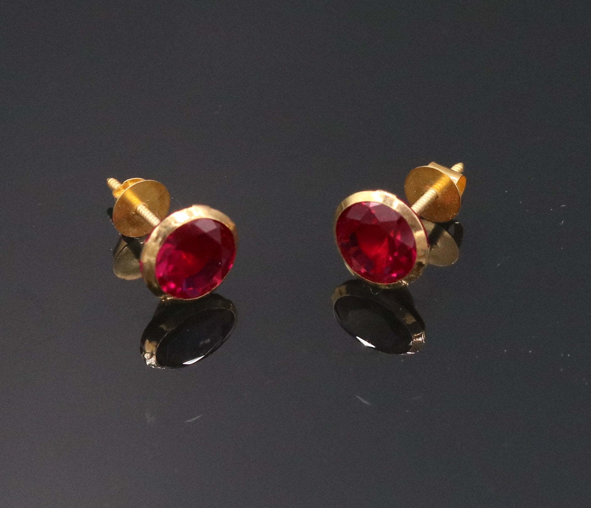 18Karat yellow gold gorgeous red cubic zircon stone amazing 6 mm stud earring excellent vintage antique design er88 - TRIBAL ORNAMENTS