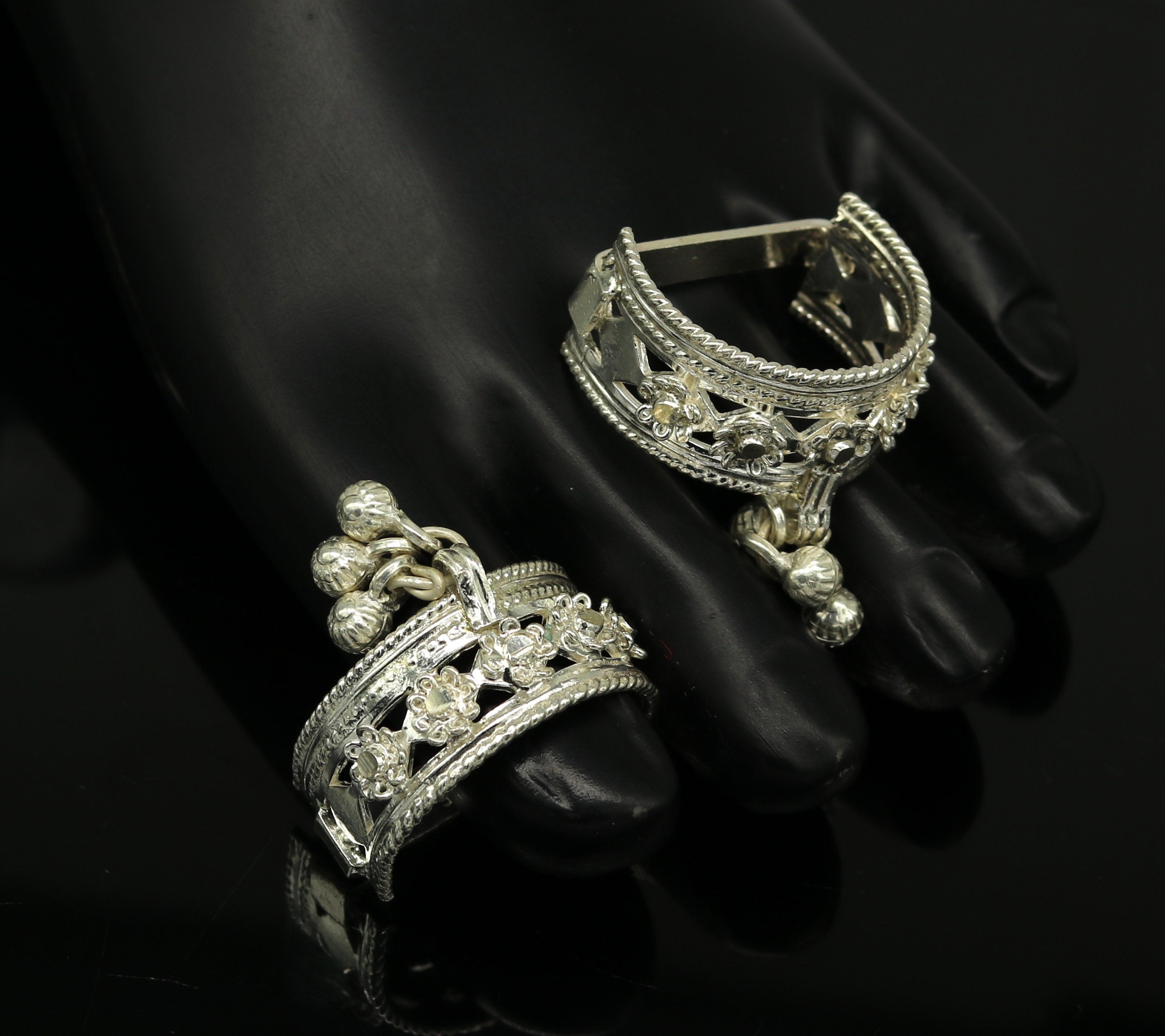 Juhi silver toe rings by Moha