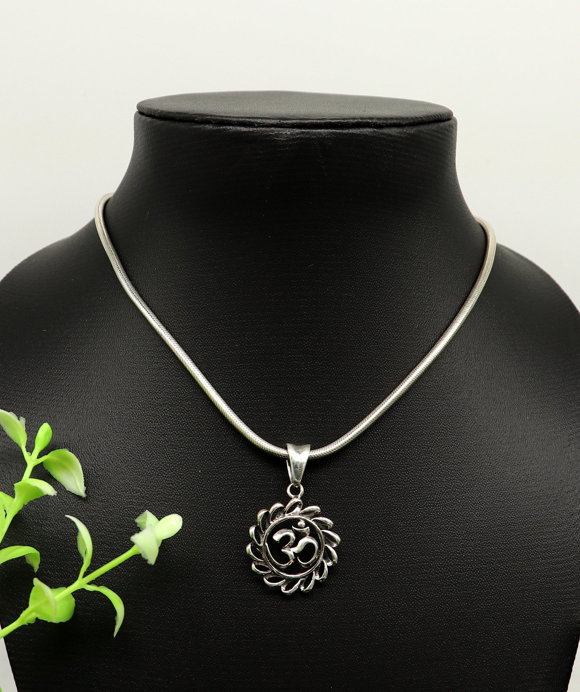 925 sterling silver handmade Hindu mantra 'Aum' OM pendant, amazing stylish unisex pendant locket personalized jewelry tribal jewelry ssp440 - TRIBAL ORNAMENTS