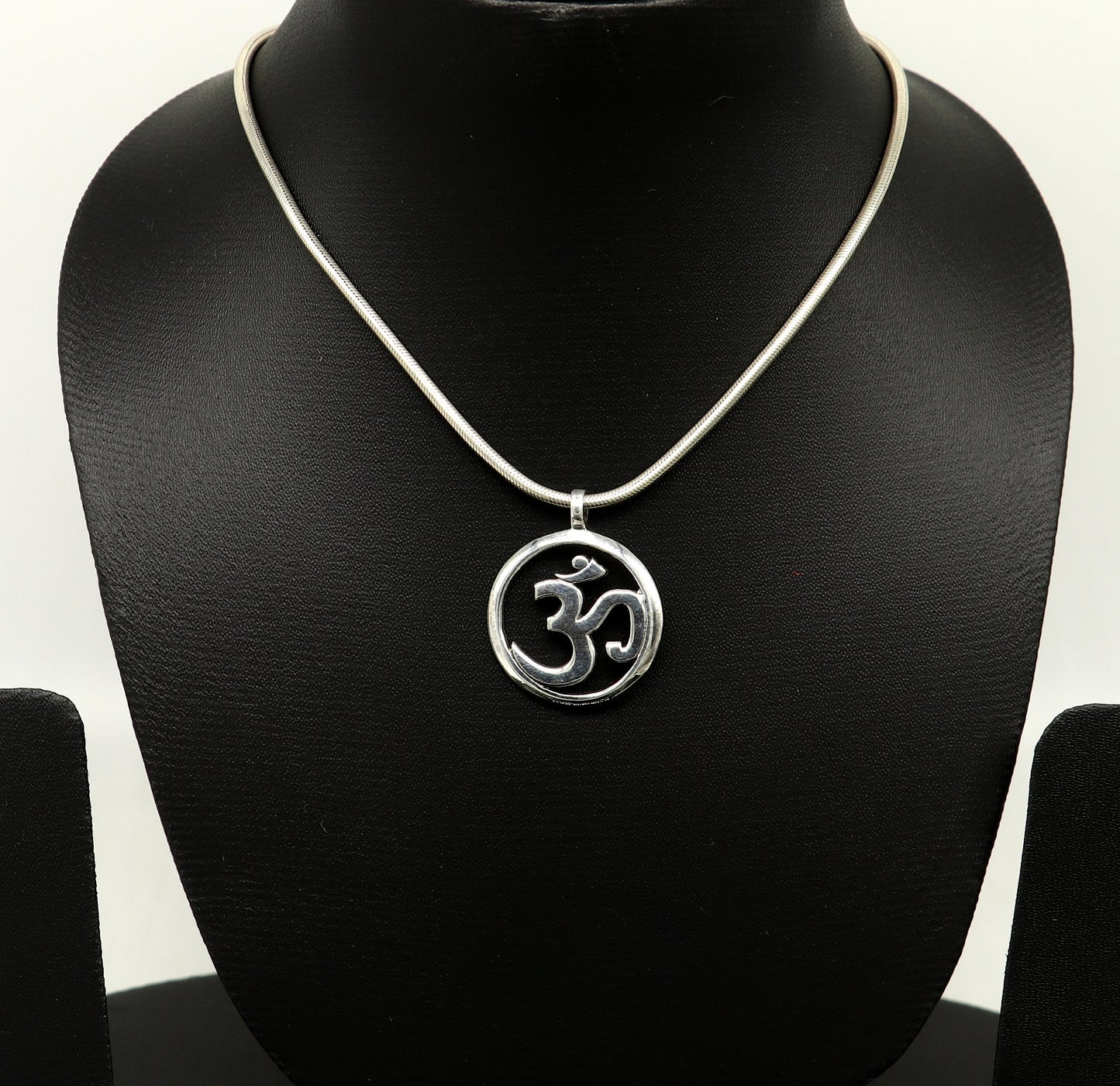 925 sterling silver handmade Hindu mantra 'Aum' OM pendant, amazing stylish unisex pendant locket personalized jewelry tribal jewelry ssp543 - TRIBAL ORNAMENTS