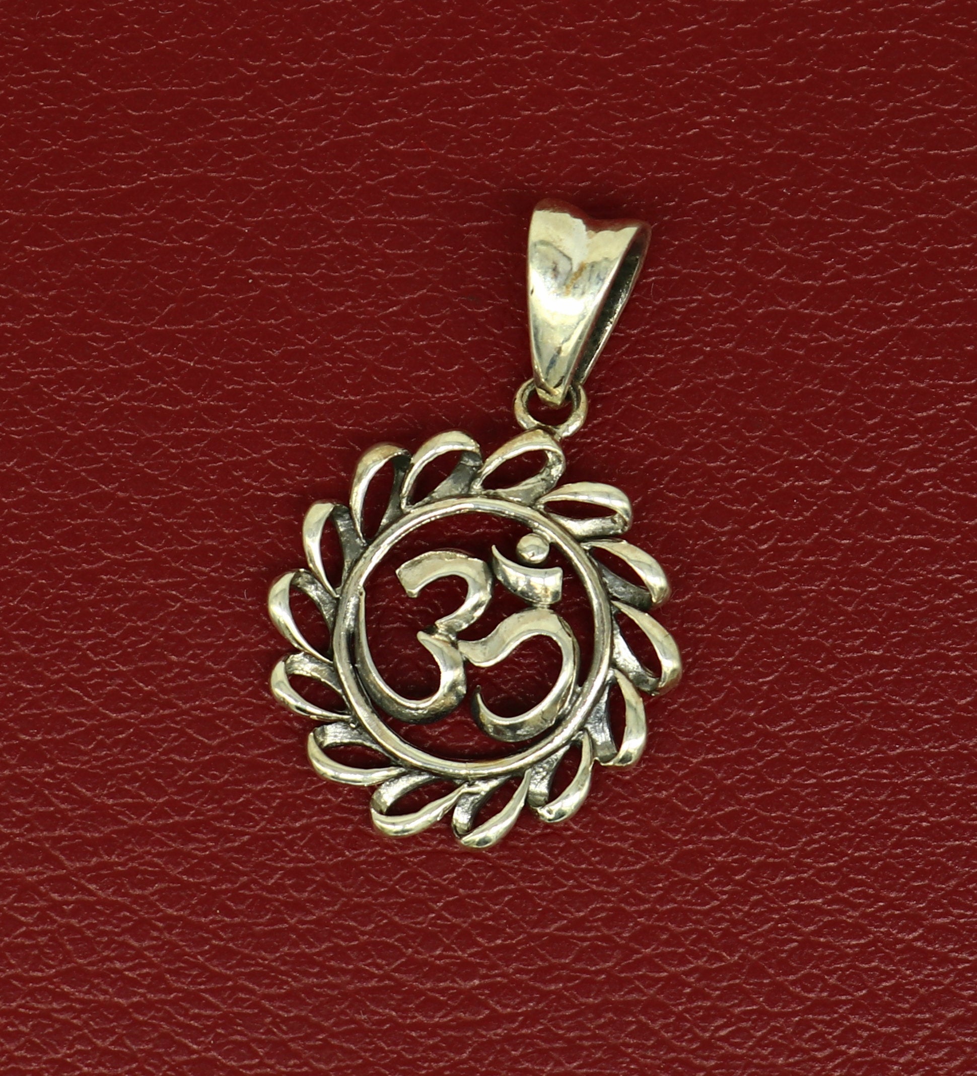 925 sterling silver handmade Hindu mantra 'Aum' OM pendant
