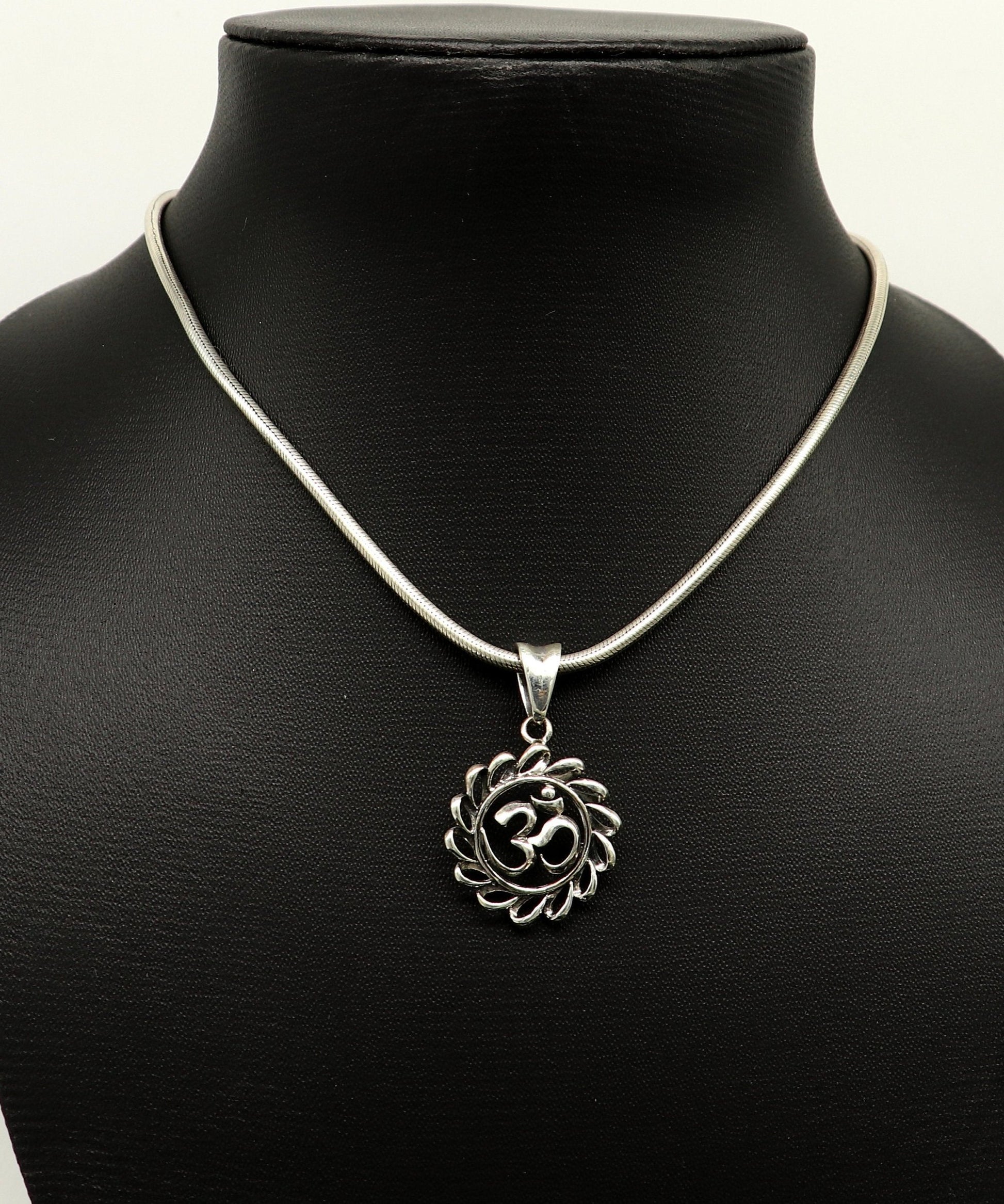 925 sterling silver handmade Hindu mantra 'Aum' OM pendant, amazing stylish unisex pendant locket personalized jewelry tribal jewelry ssp440 - TRIBAL ORNAMENTS