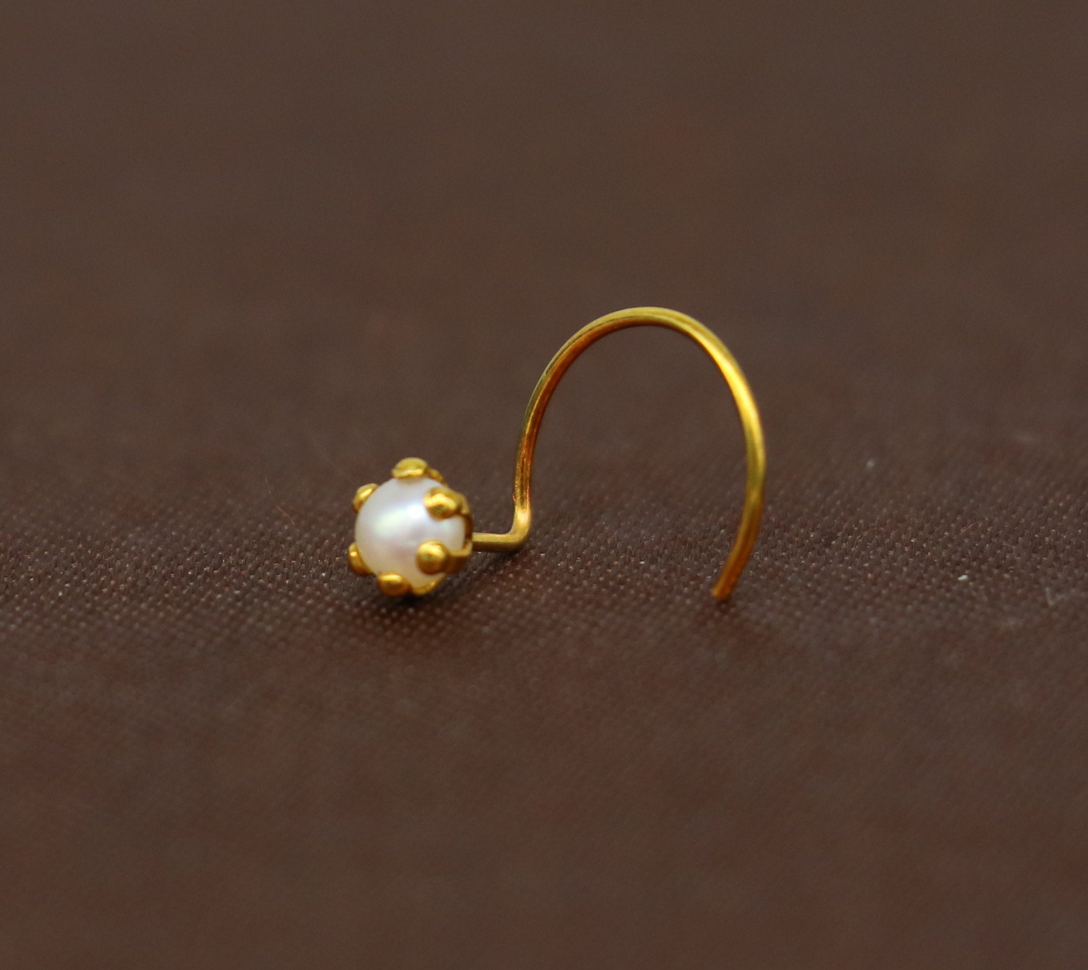 Pearl on sale nose pin