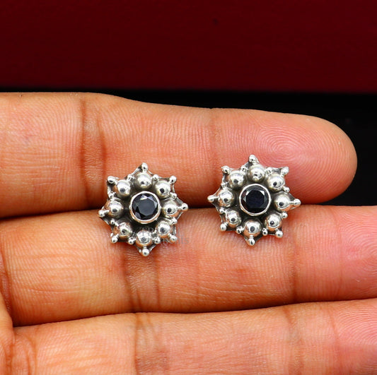 Single Black stone Flower design handmade 925 sterling silver stud earring, best daily use vintage style jewelry from India ear1181 - TRIBAL ORNAMENTS