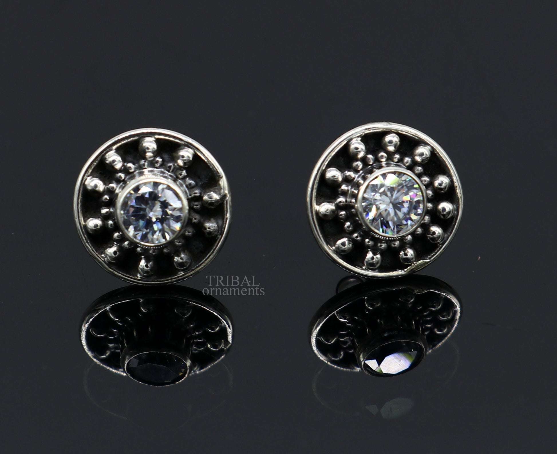 925 sterling handmade stylish vintage design single cz stone silver stud earring, best daily use vintage style jewelry from India ear1201 - TRIBAL ORNAMENTS