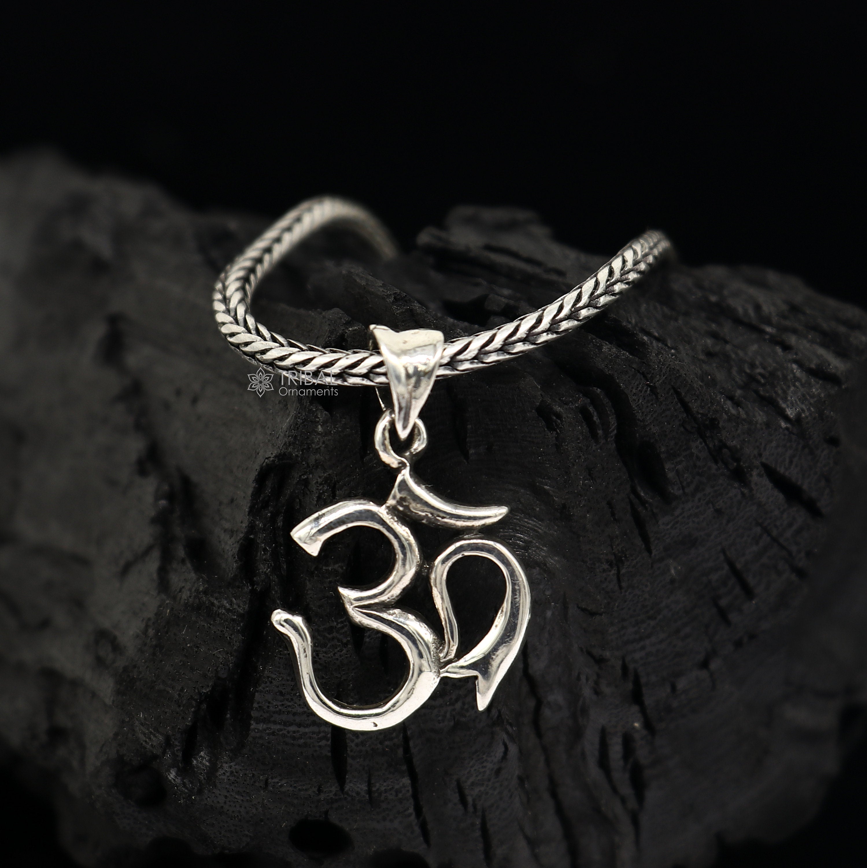 Om locket online design in silver