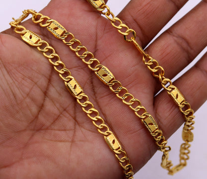 22K yellow gold handmade Figaro link chain necklace with 916 hallmark, unisex design, customizable from 18 to 26 inches.