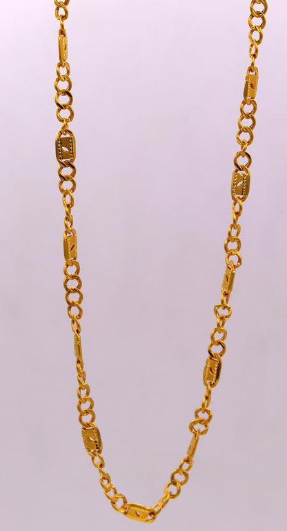 22K yellow gold handmade Figaro link chain necklace with hallmarked unisex design, available in custom sizes 18-26 inches.