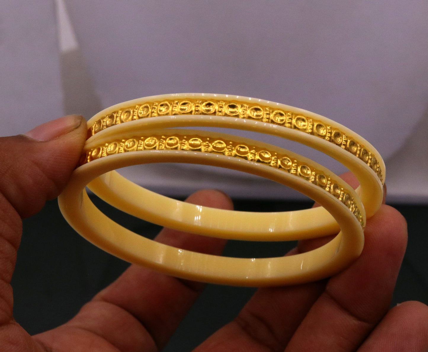 Handmade 22K yellow gold vintage tribal bangle bracelet with Tussi pattern, designed for women’s traditional jewelry.