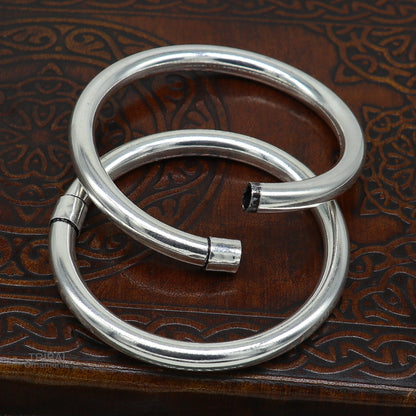 Sterling silver bangle bracelet with a shiny, plain finish, stylish and personalized, suitable for men or girls.