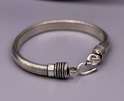 Unisex 925 sterling silver vintage wheat chain bracelet with half-round D-shape design, antique style jewelry from India.