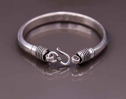 Vintage-style 925 Sterling silver wheat chain bracelet with half-round D-shape links, unisex and handmade jewelry from Tribal Ornaments.