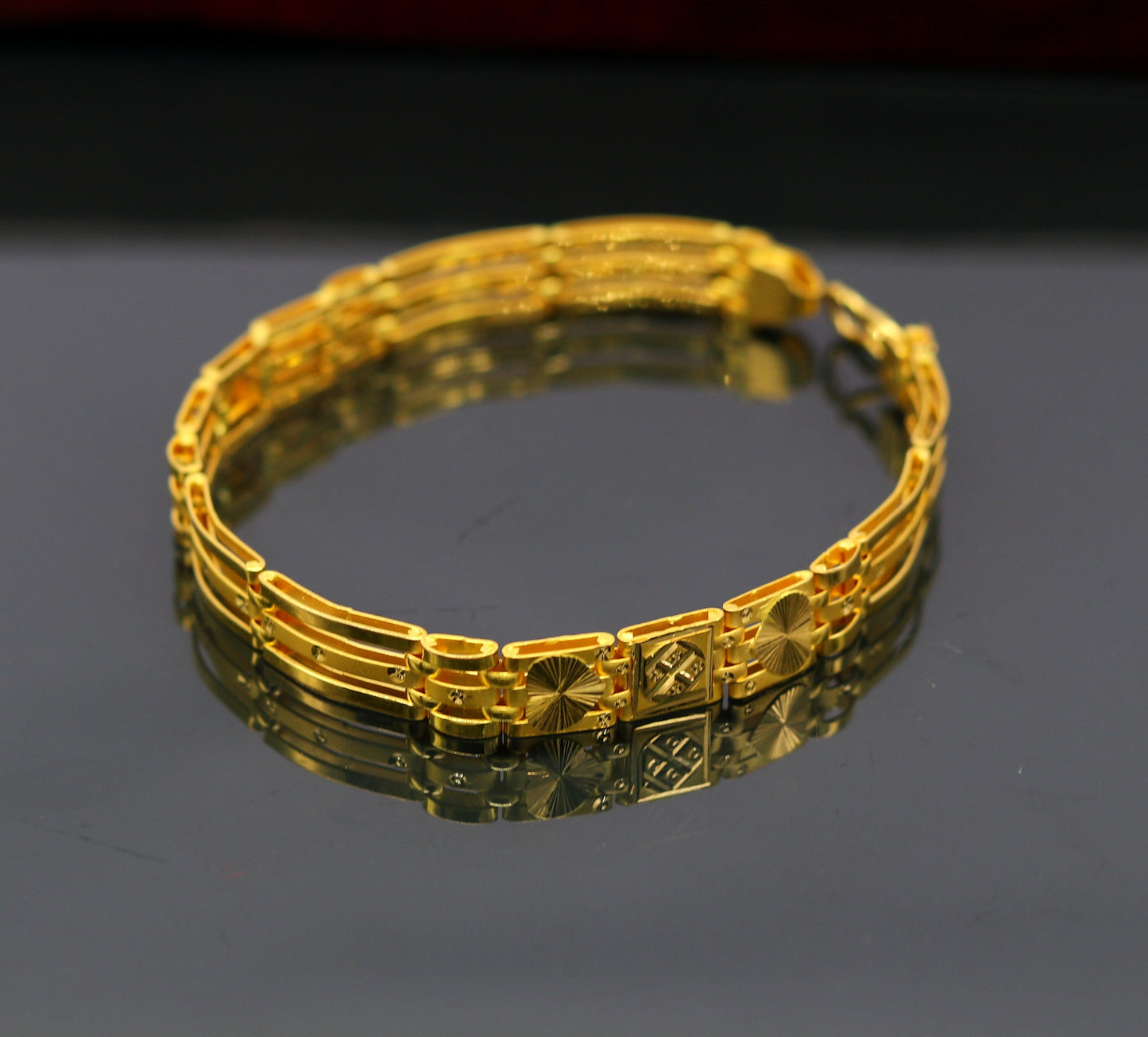 22kt yellow gold diamond cut flexible bracelet with unisex stylish design, handmade jewelry, hallmarked gift accessory.
