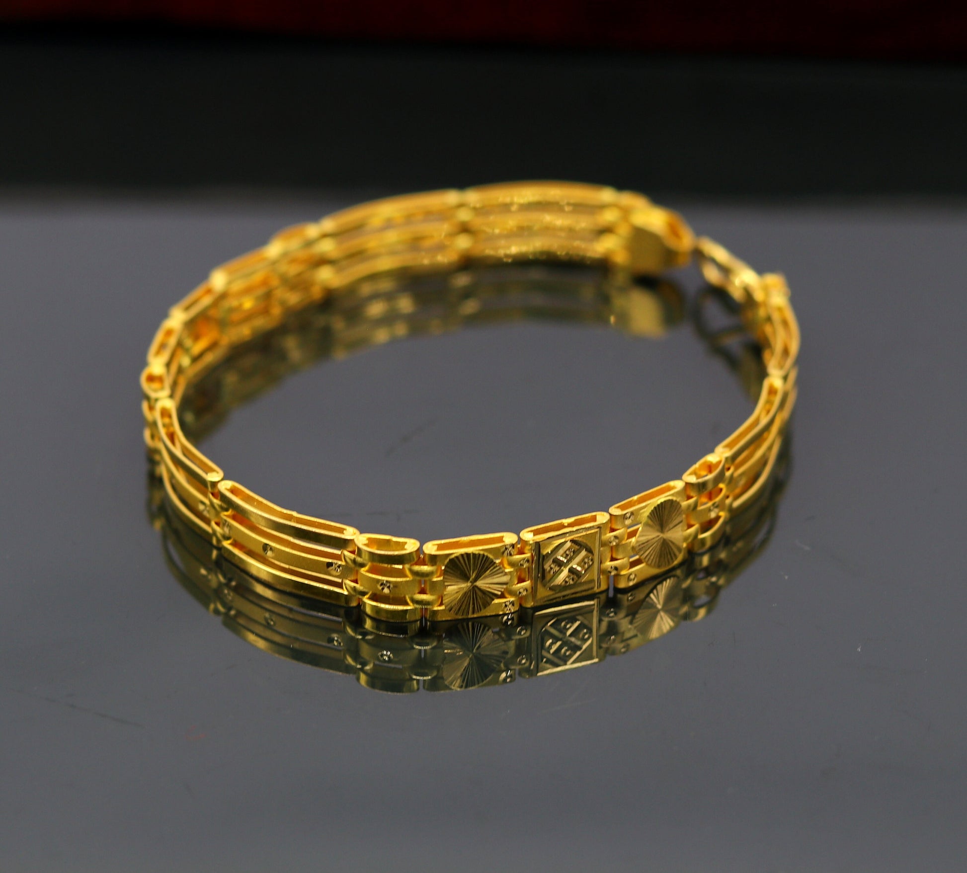 22kt yellow gold diamond cut flexible bracelet with unisex stylish design, handmade jewelry, hallmarked gift accessory.
