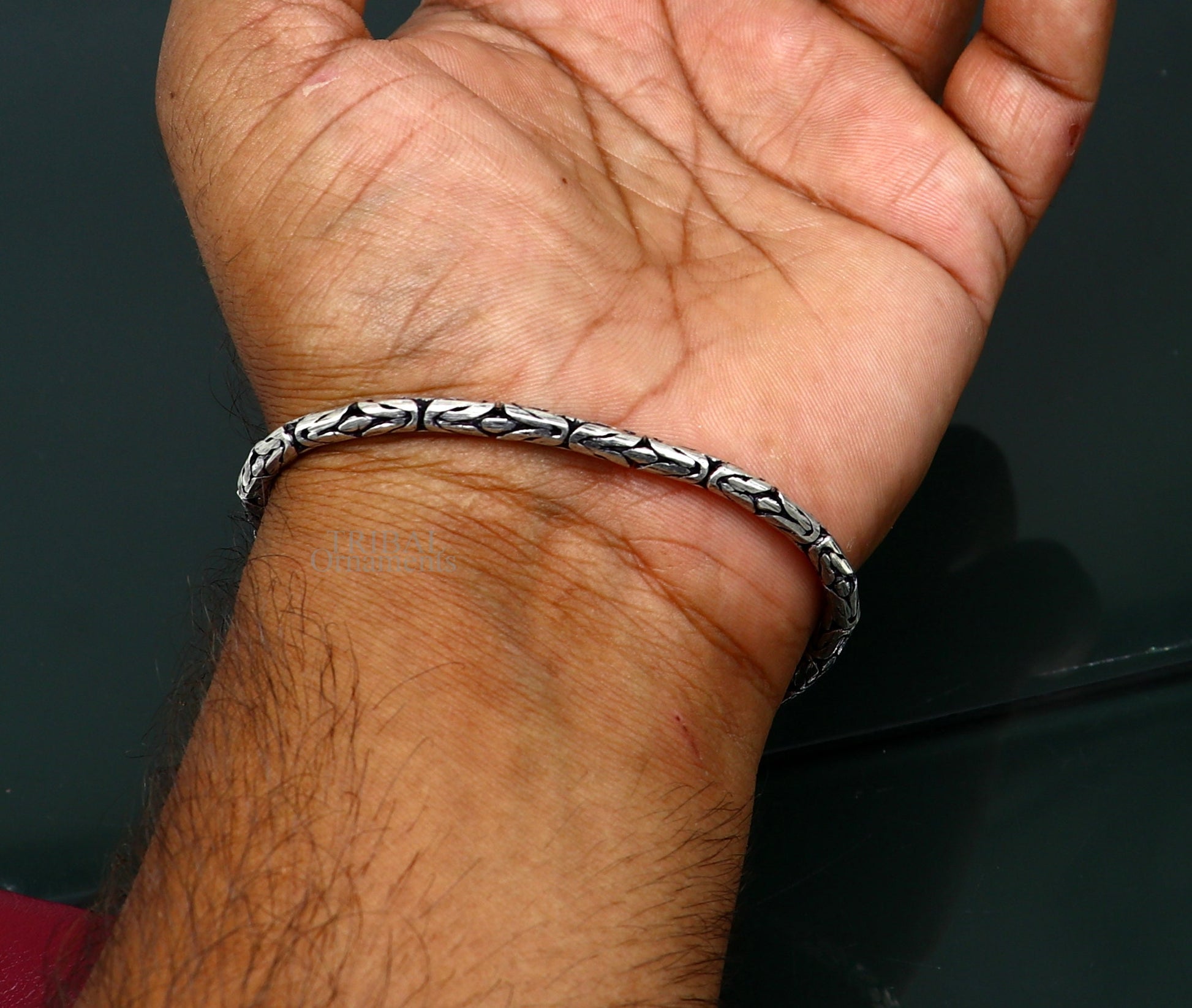Vintage-style 925 sterling silver unisex bracelet with tribal design, handmade jewelry suitable for men and women.