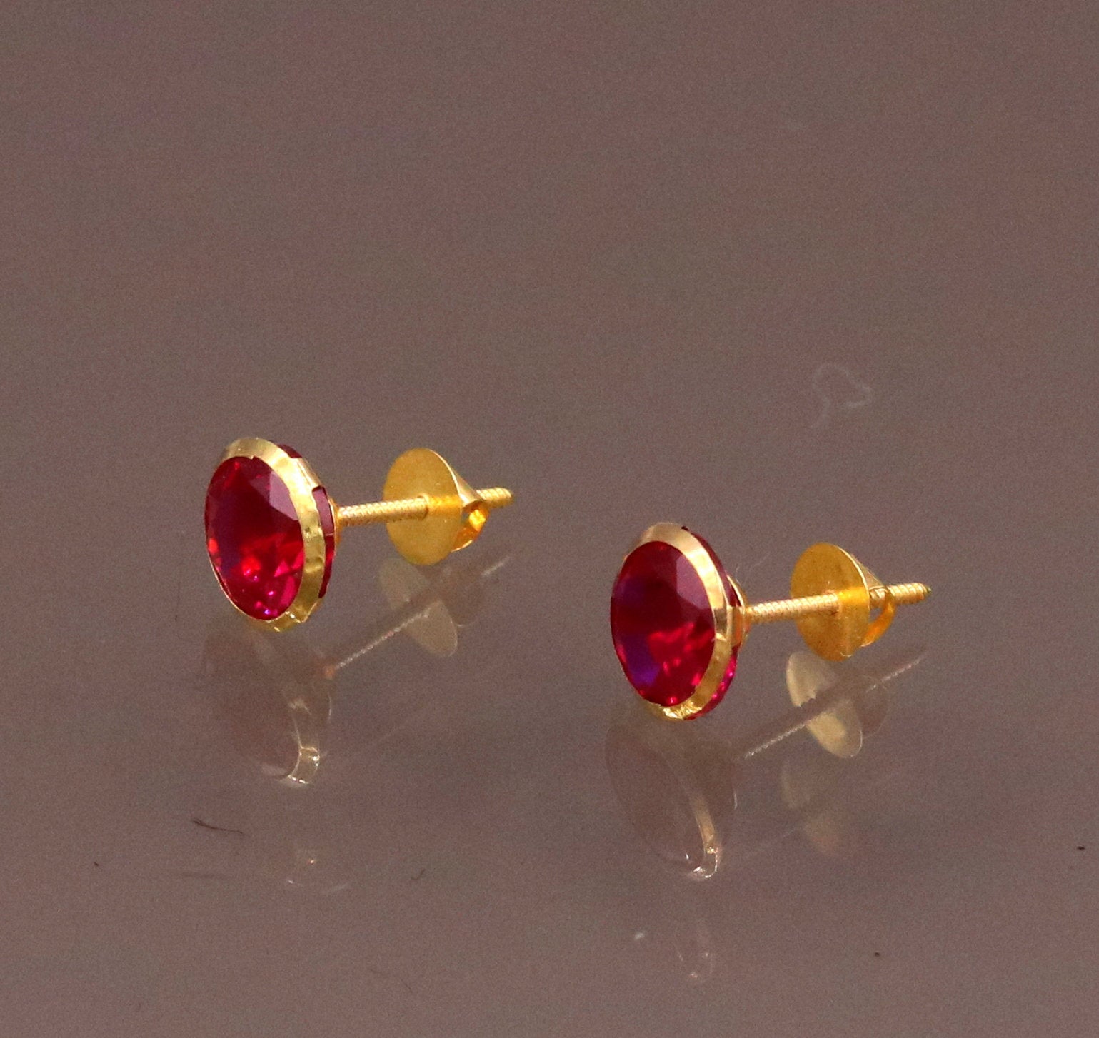 18Karat yellow gold gorgeous red cubic zircon stone amazing 6 mm stud earring excellent vintage antique design er88 - TRIBAL ORNAMENTS