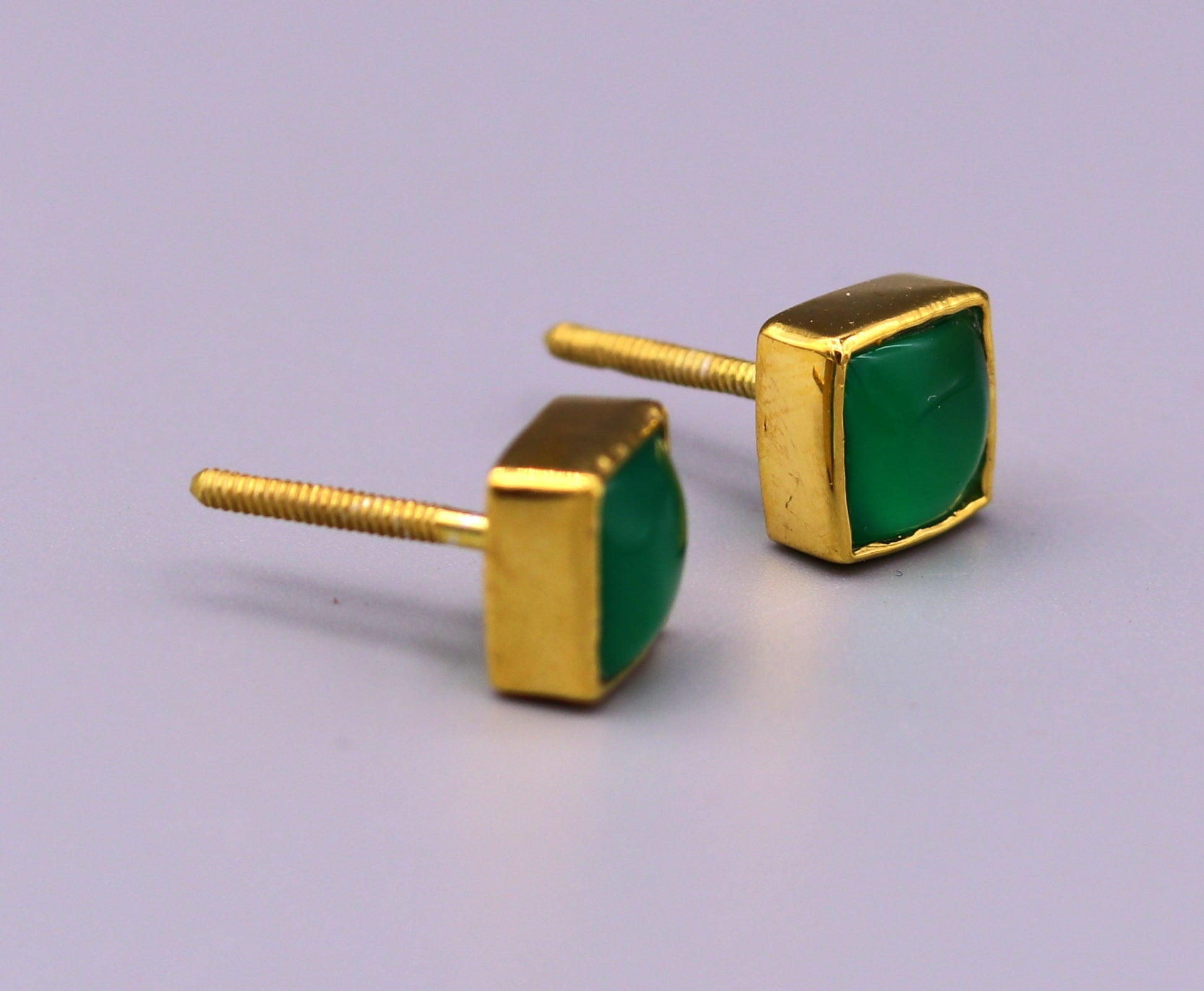 22 kt yellow gold handmade fabulous green stone stud earring unisex gifting jewelry excellent design stud - TRIBAL ORNAMENTS