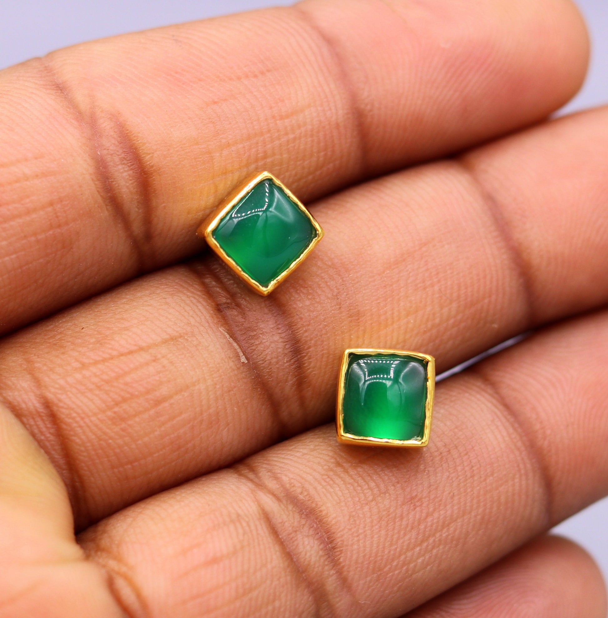 22 kt yellow gold handmade fabulous green stone stud earring unisex gifting jewelry excellent design stud - TRIBAL ORNAMENTS