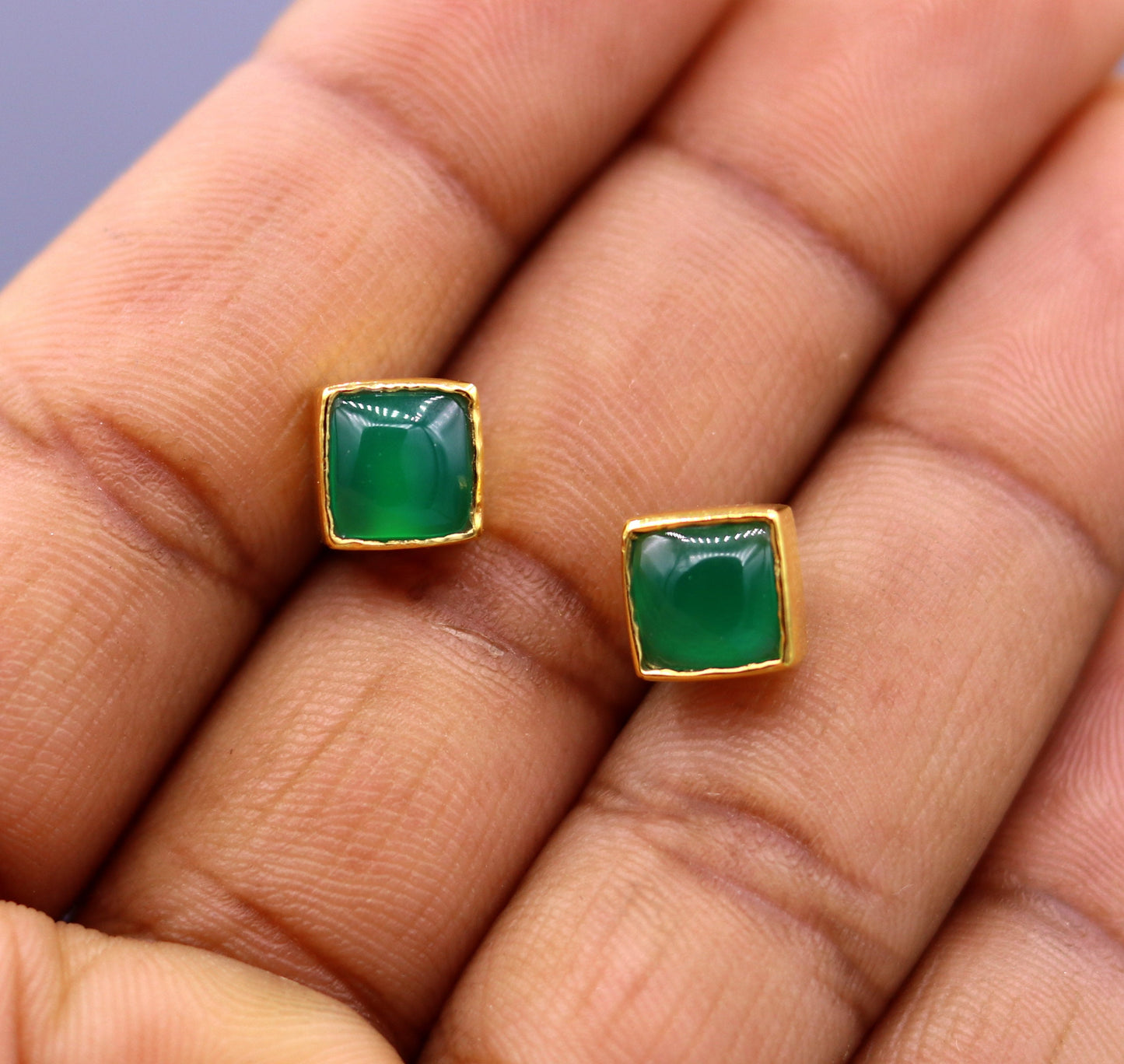 22 kt yellow gold handmade fabulous green stone stud earring unisex gifting jewelry excellent design stud - TRIBAL ORNAMENTS