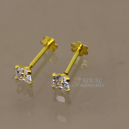 18kt yellow gold square-shaped stud earring with white stone, handmade, back screw, unisex cartilage jewelry by TRIBAL ORNAMENTS
