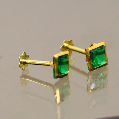 18kt yellow gold square-shaped screw back stud earring with a 4mm green stone, handmade unisex jewelry by TRIBAL ORNAMENTS