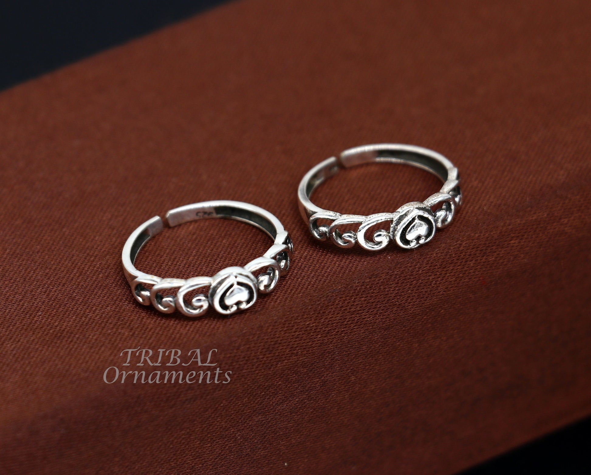 Sterling silver handmade adjustable toe ring with vintage tribal design, ideal for ethnic belly dance jewelry from India.