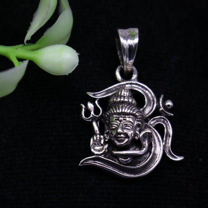 Unisex Lord Shiva pendant in 925 sterling silver with intricate vintage design, showcasing detailed idol craftsmanship.